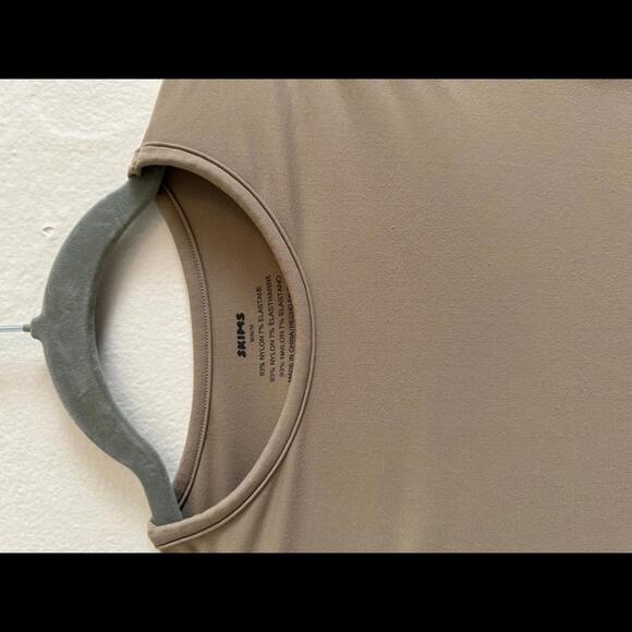 SKIMS Soft Smoothing Seamless T-shirt - Truffle M - Picture 3 of 4